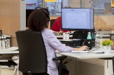 Las empresas de más de 250 trabajadores que operen en Cataluña tendrán que prestar atención al cliente en catalán