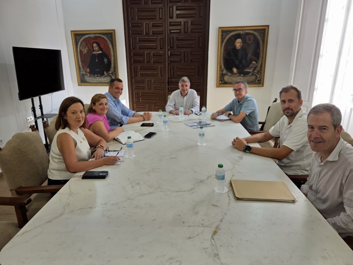 Orihuela y el Hospital Vega Baja se reúnen para coordinar nuevos aparcamientos y mejores accesos