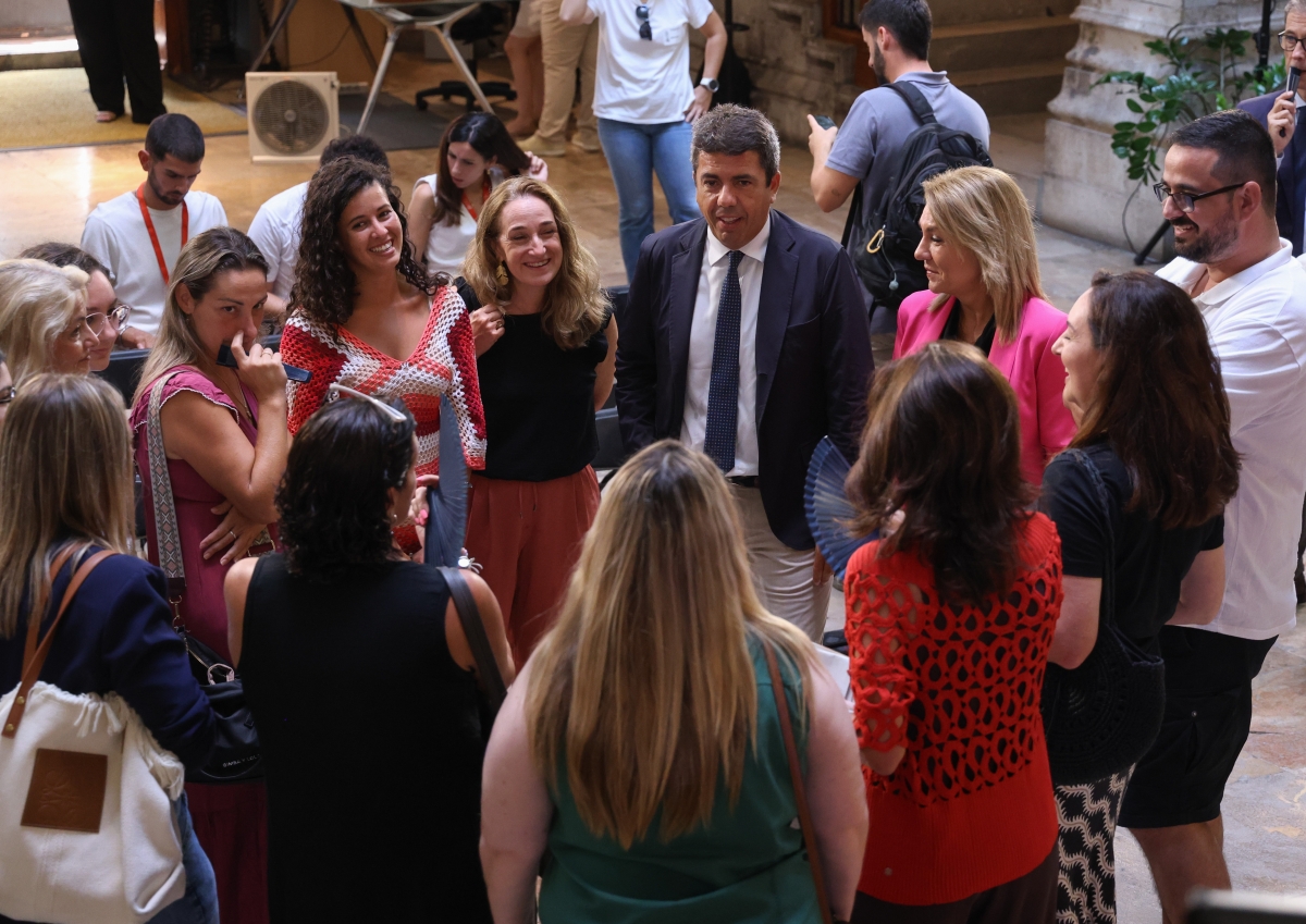 Mazón conversa con representantes de entidades invitadas al acto.