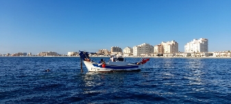 Retiran con éxito una red fantasma frente a La Manga que amenazaba la Posidonia