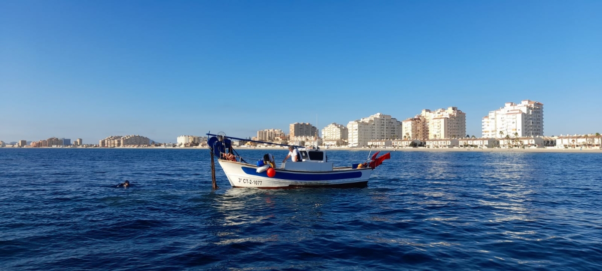 Retiran con éxito una red fantasma frente a La Manga que amenazaba la Posidonia
