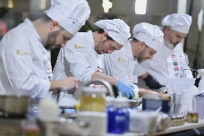 Susi Díaz y Joaquín Baeza, al frente del jurado en la semifinal del 'Concurso Cocinero del Año' que se celebra en Alicante