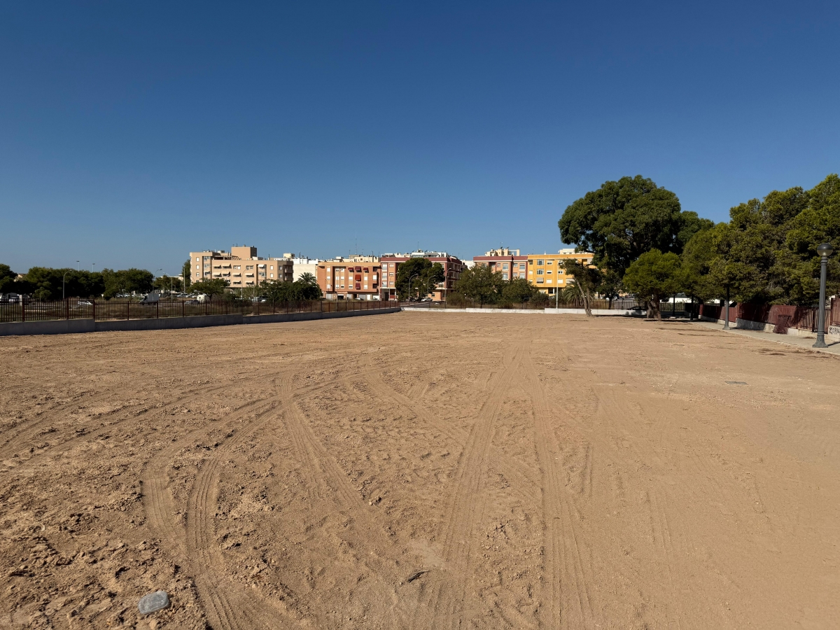 La adecuación de la parcela colindante del Rodolfo Tomás Samper de L'Altet en Elche