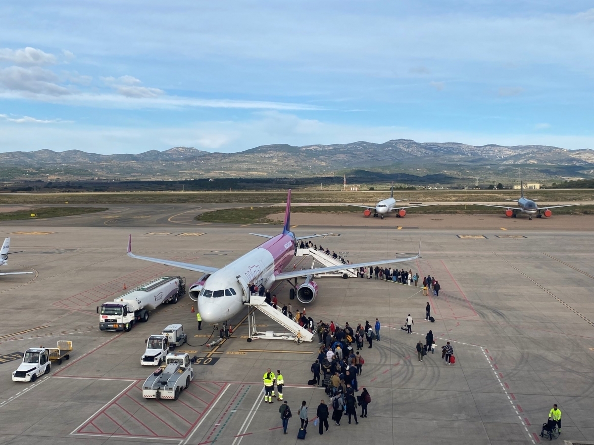El aeropuerto de Castellón ofrece once vuelos especiales para el traslado de delegados del sector cerámico a Cersaie