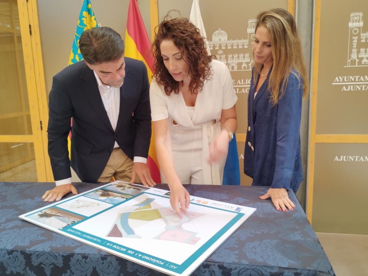 El alcalde de Alicante, Luis Barcala, y la presidenta y vicepresidente de la AIU, ante los planos del Plan Parcial.