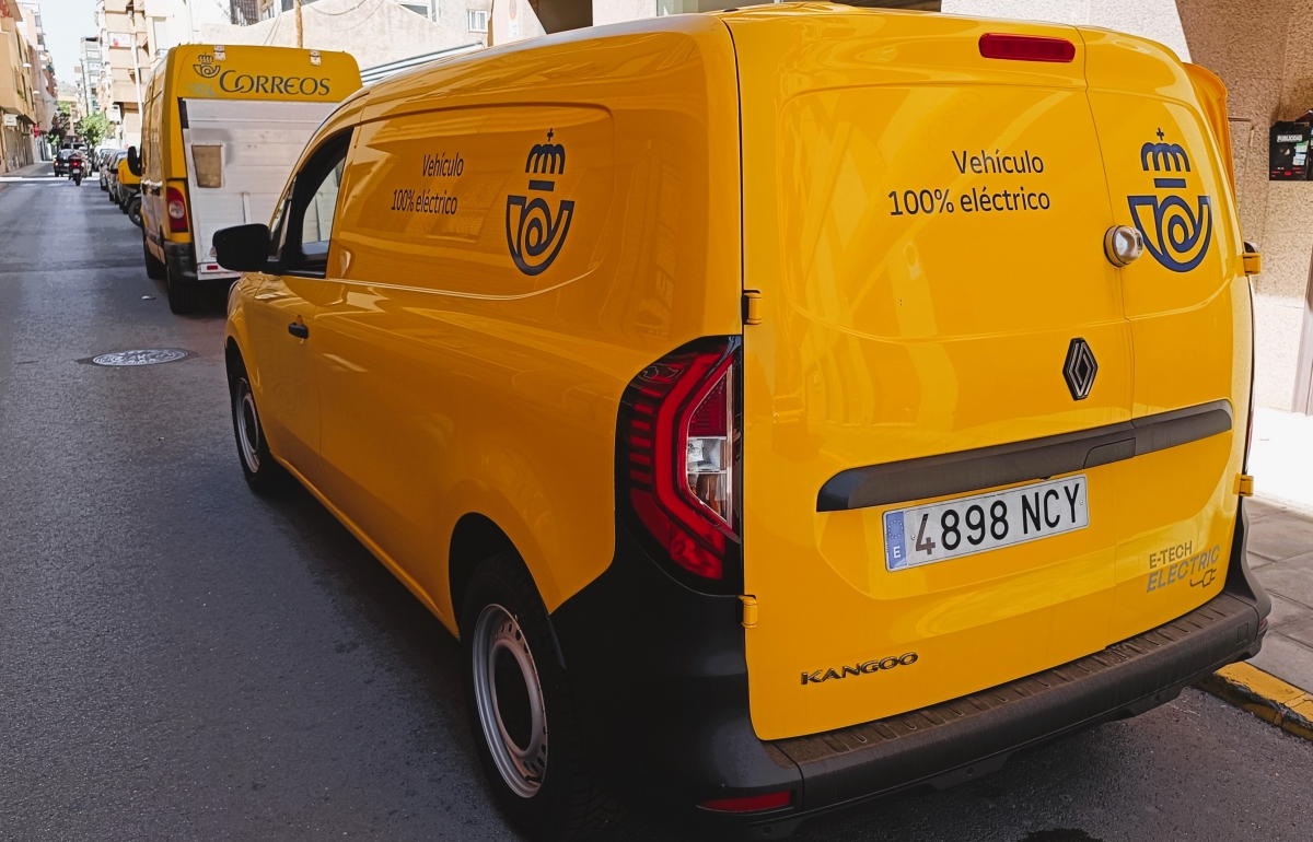 Correos refuerza su flota sostenible en Elda con una nueva furgoneta eléctrica