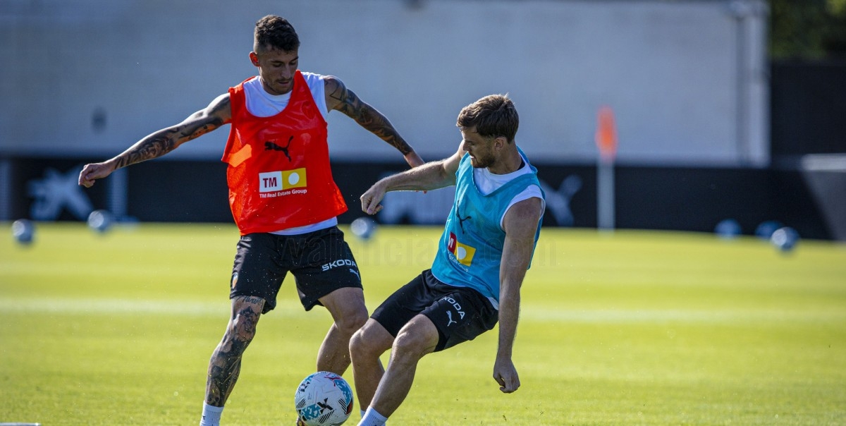 El Valencia vuelve al trabajo con todos disponibles para preparar el duelo del Athletic