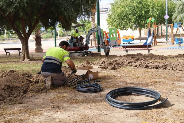 Novelda renueva el sistema de riego en los parques de la ciudad: cambia el goteo por aspersores