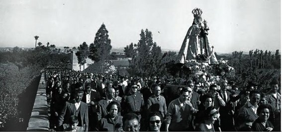 Imagen antigua de la Romería cruzando el Reguerón. - Foto: Tomás