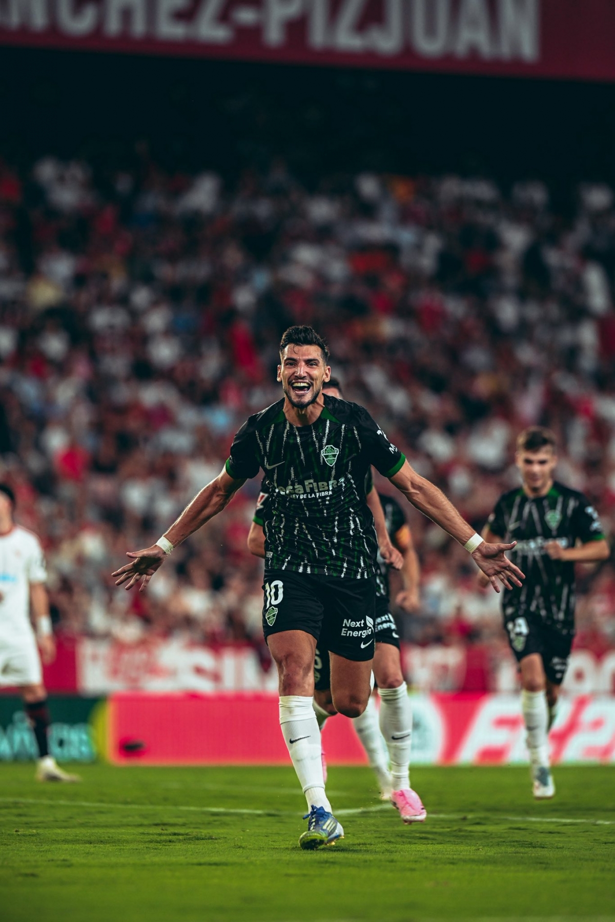 Rafa Mir celebra su gol al Sevilla FC