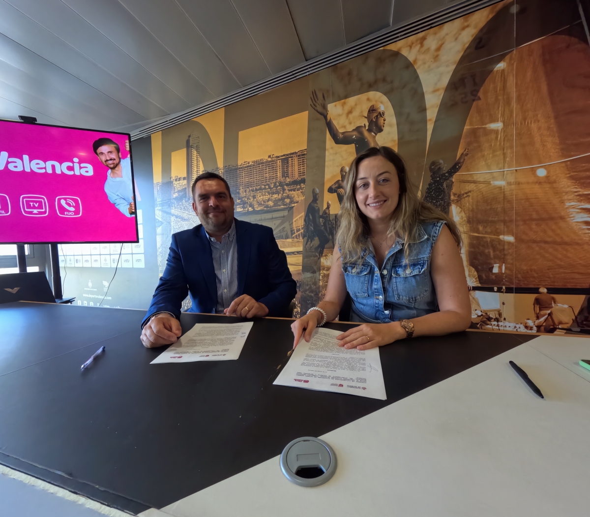 La Fundación Deportiva Municipal y FibraValencia firman un convenio para dotar de wifi gratuito a instalaciones deportivas municipales
