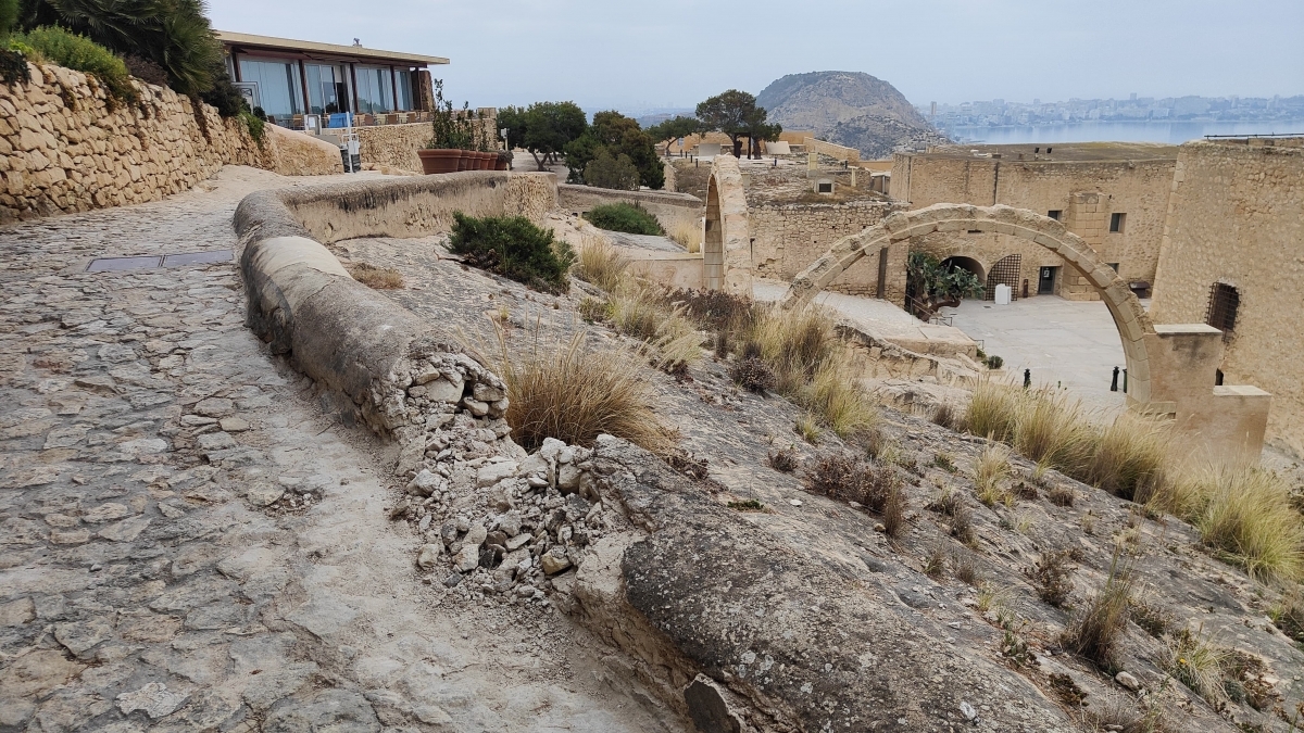 El pago de entrada en Santa Bárbara: sin exenciones para alicantinos, ni fondos para su conservación