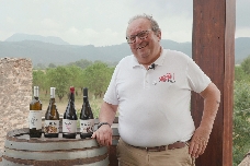 El sector del vino homenajea a Vicente Flors por su legado y visión de la viticultura castellonense