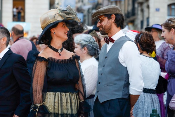 Alcoy saca a la calle sus mejores galas modernistas en el estreno de la séptima edición de la Feria
