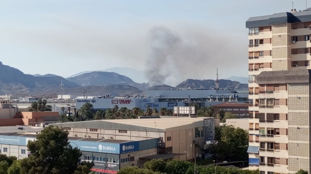 Controlado un incendio en una zona de matorrales de Fontcalent, en Alicante