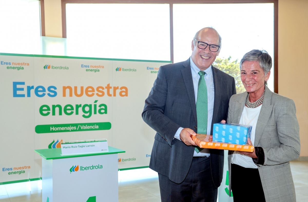 El CEO de Iberdrola España, Mario Ruiz-Tagle, y una de las homenajeadas. - Foto: IBERDROLA