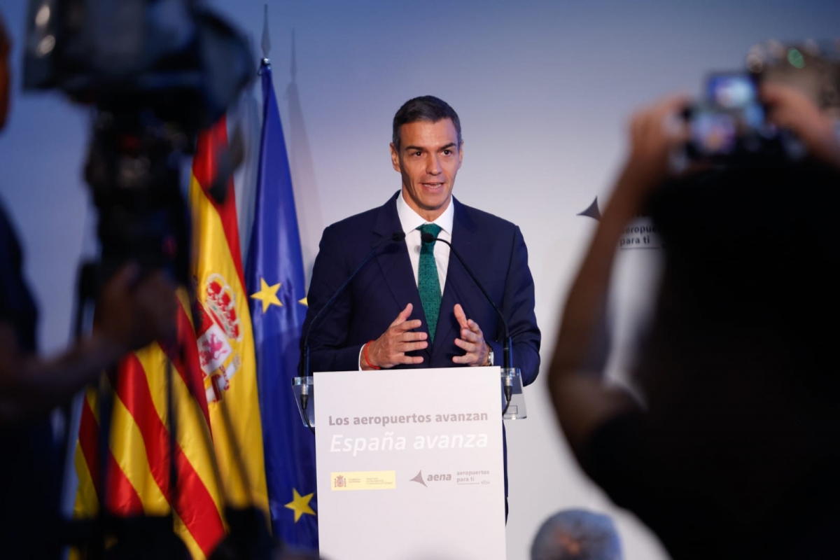 El presidente del Gobierno, Pedro Sánchez, en el aeropuerto de Alicante-Elche Miguel Hernández.