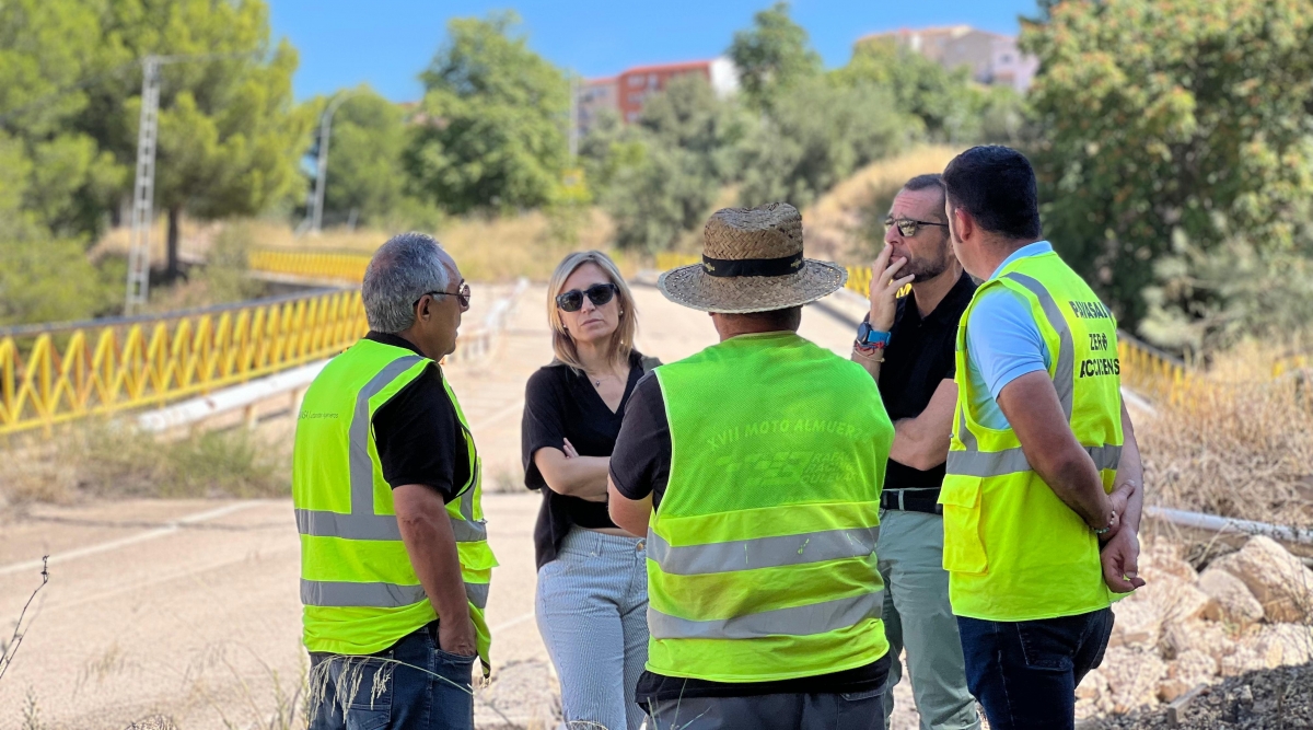 La edil, junto al técnico municipal y de la empresa adjudicataria.