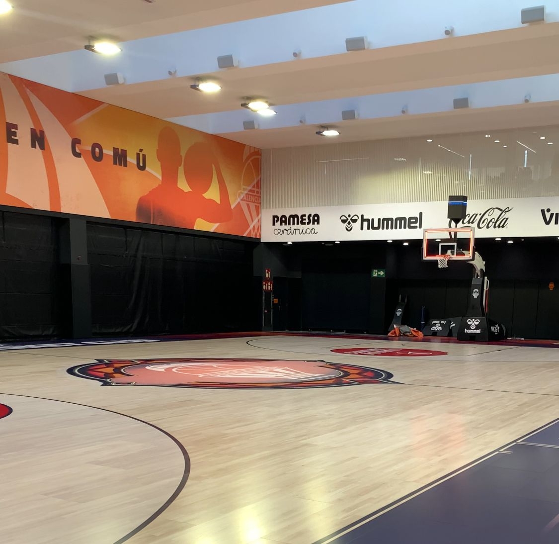 Un pasillo de la fama y sala de video de cine en la casa del Valencia en el Roig Arena