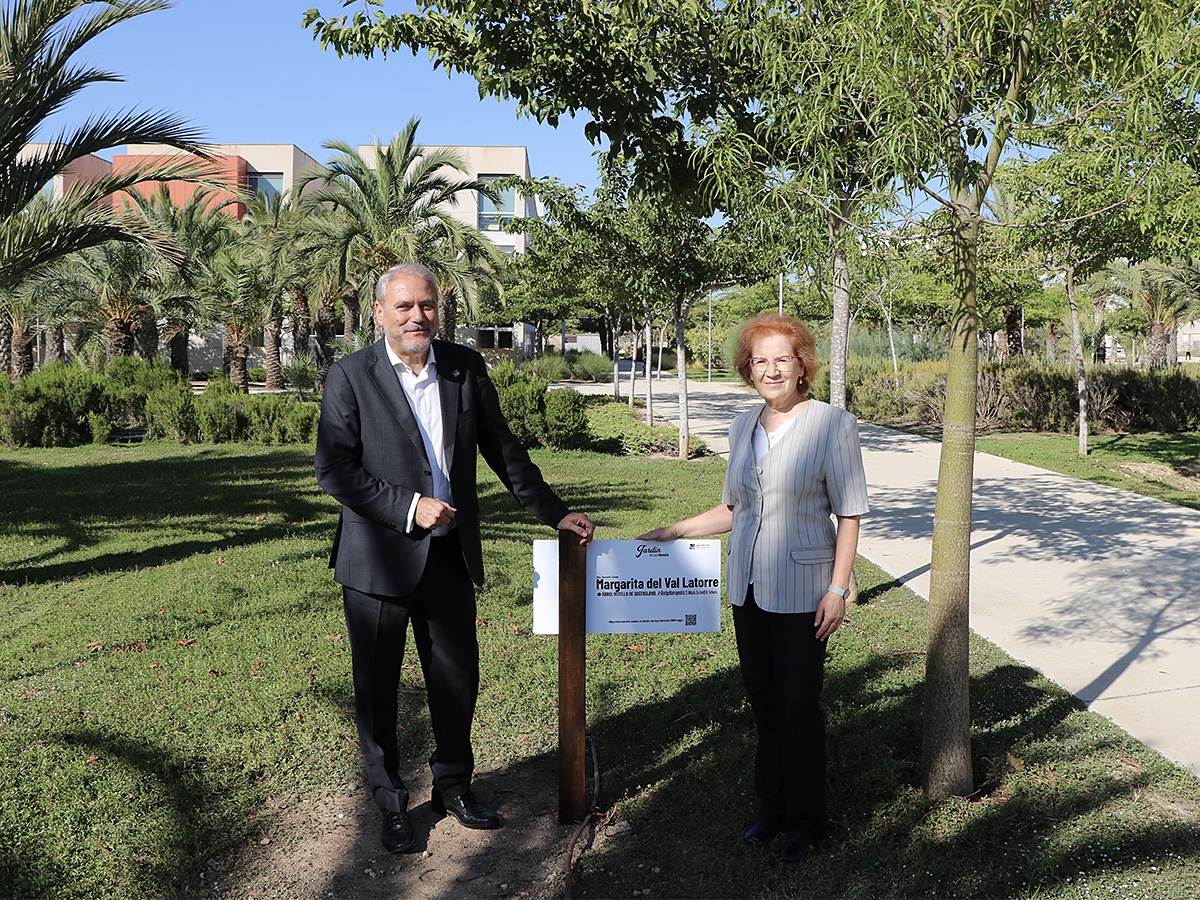 Jardín en honor a Margarita del Val - - AP Jardín en honor a Margarita del Val -