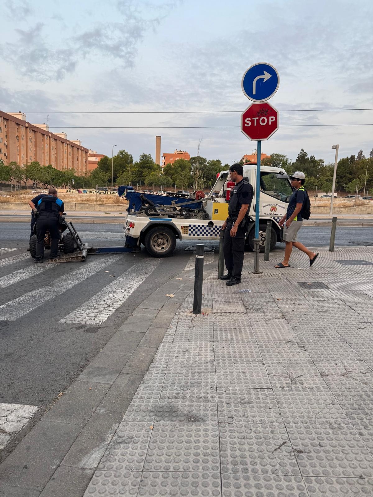 Alicante identifica cerca de 40 vehículos abandonados e inicia su retirada en la Zona Norte