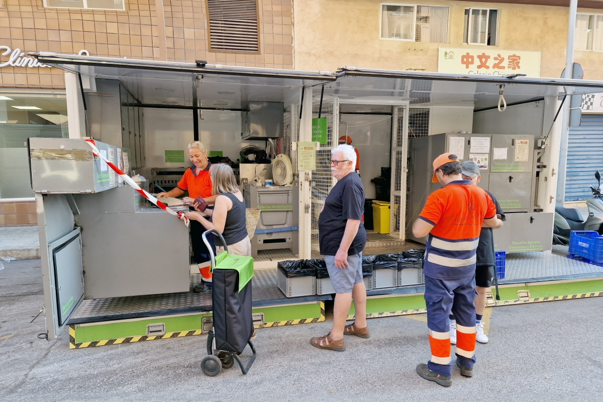 Las visitas a los puntos de recogida itinerantes quedan registradas de cara a la bonificación en la factura de 2026. - Foto: Antonio Pradas Las visitas a los puntos de recogida itinerantes quedan registradas de cara a la bonificación en la factura de 2026.