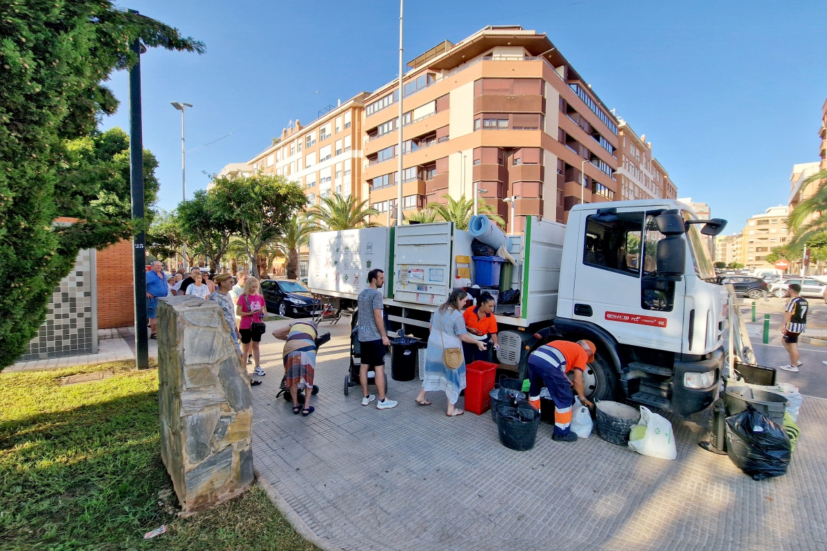 El ecoparque móvil situado en el Primer Molí registra colas para depositar residuos este jueves. - Foto: Antonio Pradas El ecoparque móvil situado en el Primer Molí registra colas para depositar residuos este jueves.