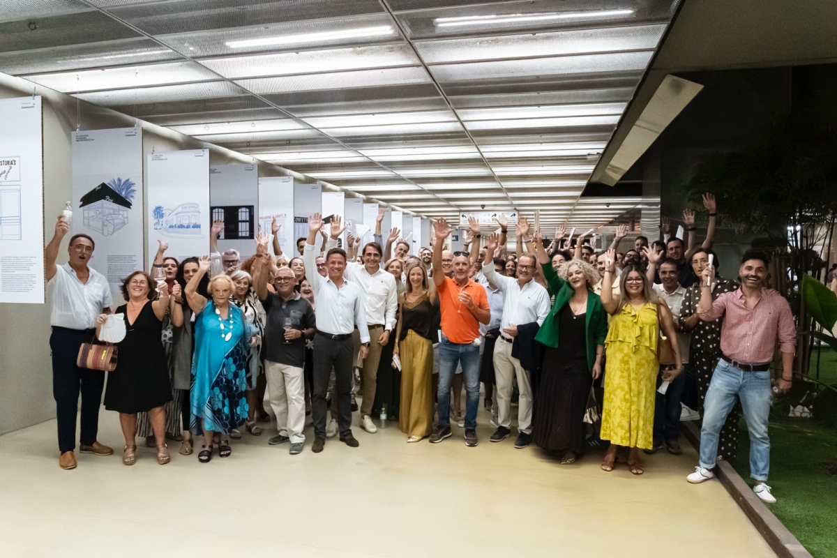 Los asistentes al acto de inauguración de la exposición.