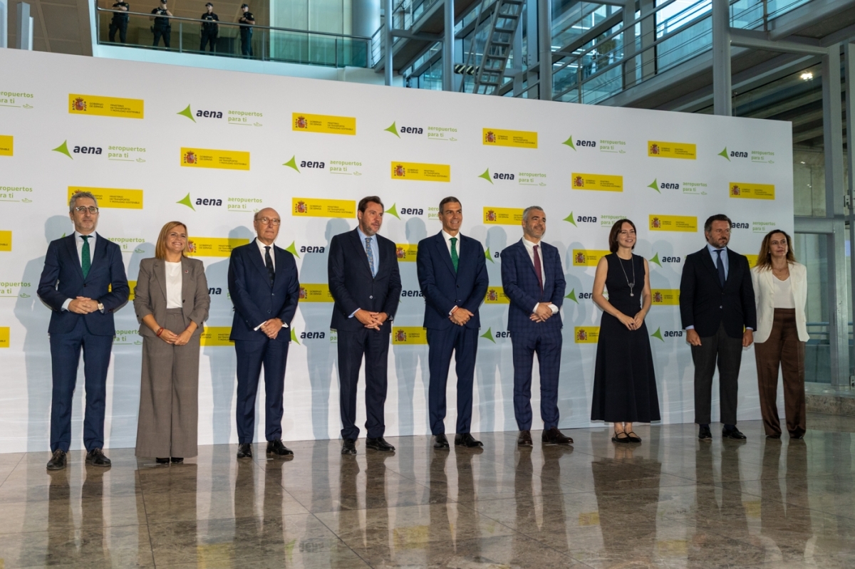 Foto de grupo, tras el desarrollo del acto de presentación. - Foto: PEPE OLIVARES Foto de grupo, tras el desarrollo del acto de presentación.