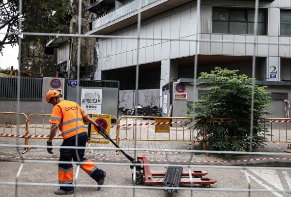 El edificio incendiado en febrero en Campanar ya tiene cuatro plantas desescombradas