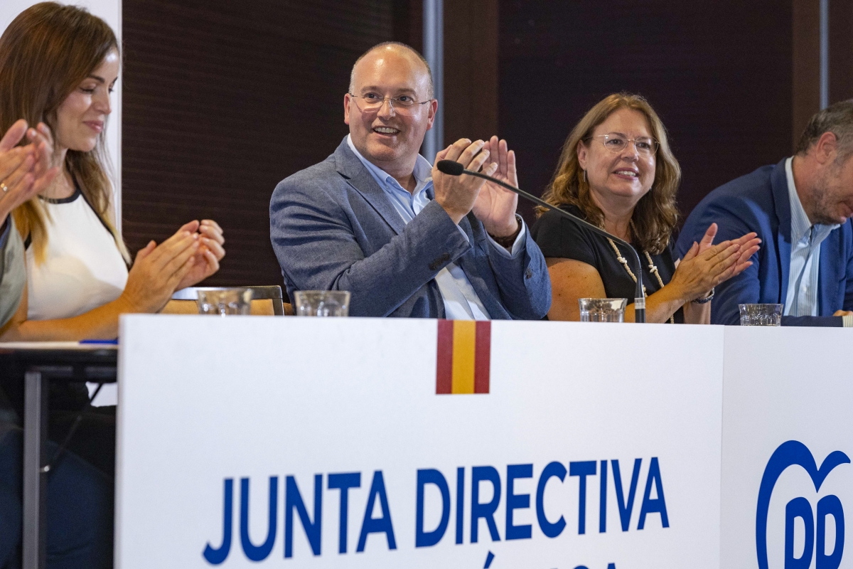 Miguel Tellado, junto con Rebeca Pérez y Visitación Martínez. - Foto: EFE / MARCIAL GUILLÉN Miguel Tellado, junto con Rebeca Pérez y Visitación Martínez.