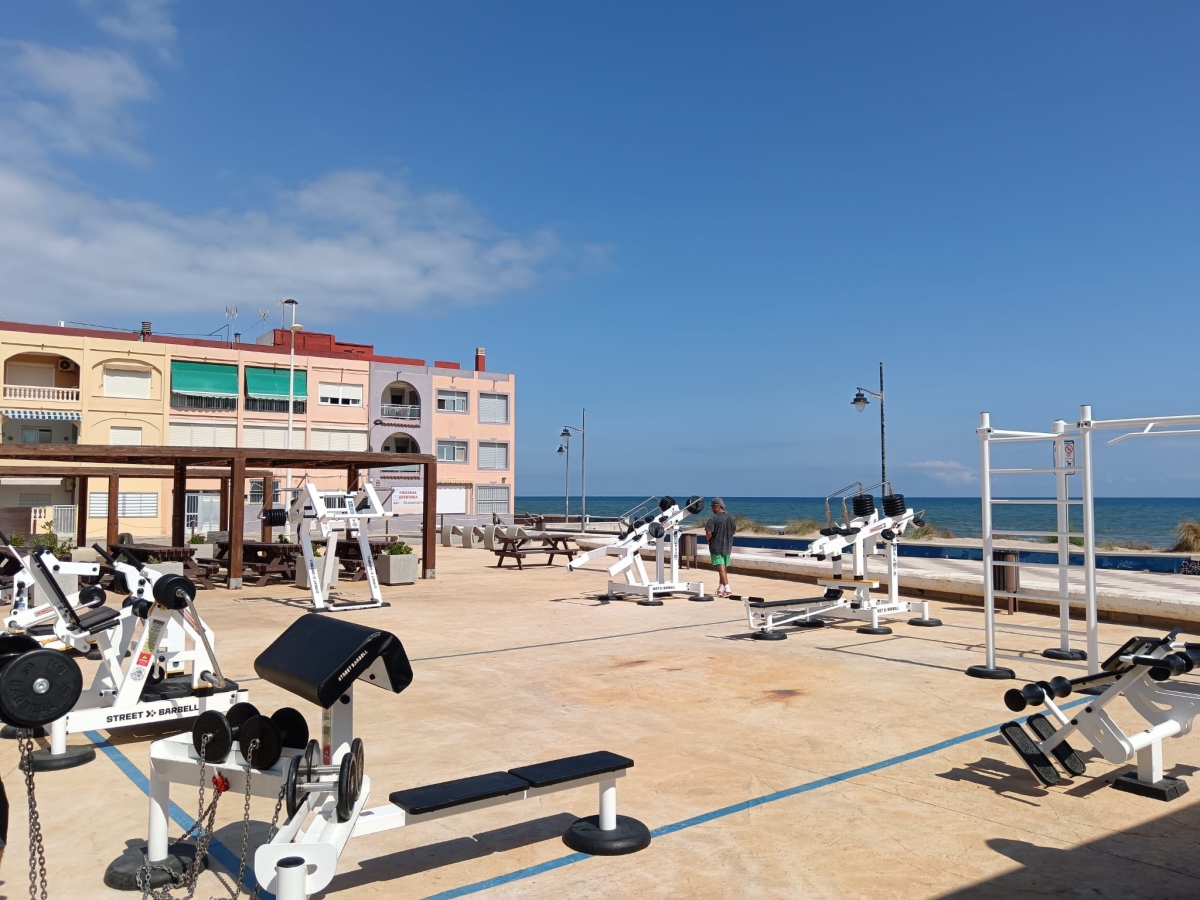 El Perelló abre el primer gimnasio al aire libre frente al mar en España