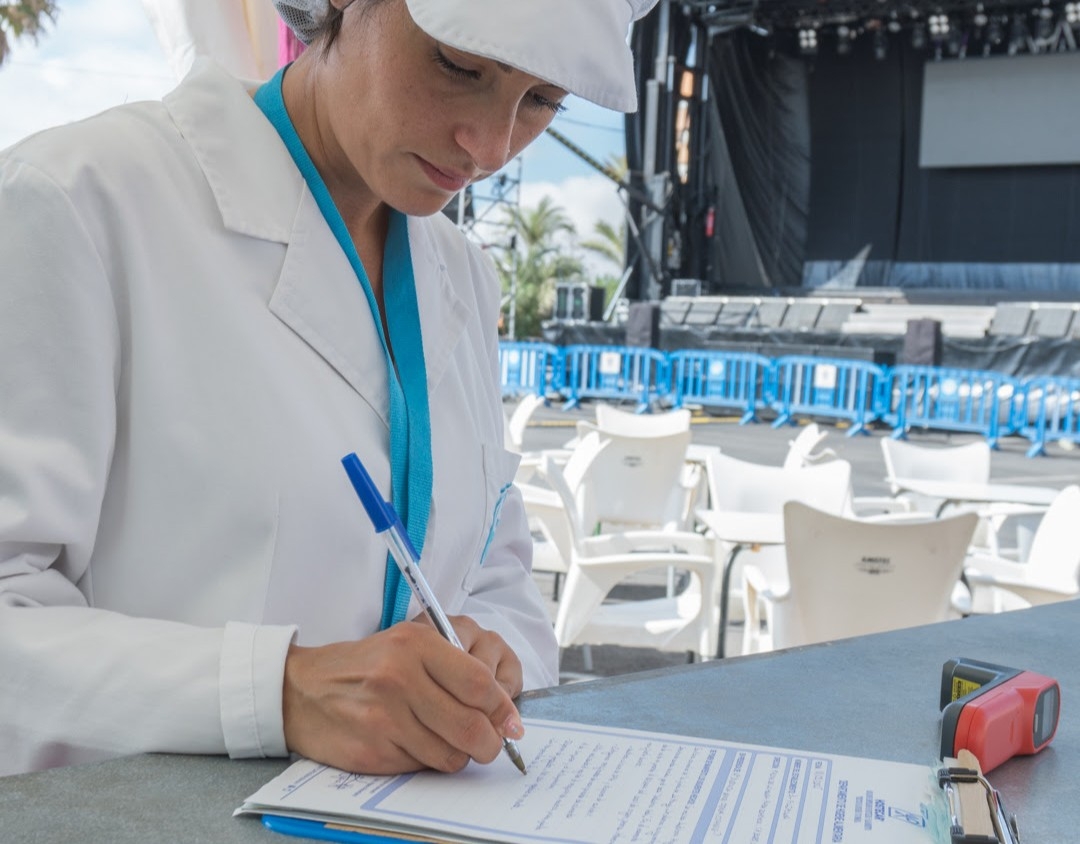 Inspecciones sanitarias y formación de Hostecar en la Plaza Bohemia para garantizar la calidad en las Fiestas de La Manga