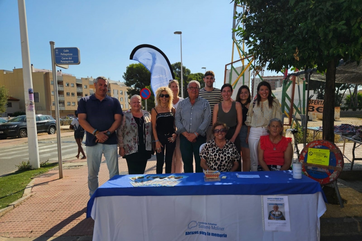 Oropesa apoya la campaña del Día Mundial del Alzhéimer con una mesa informativo en el mercadillo