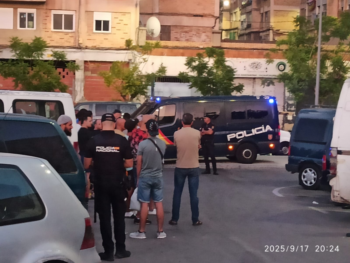 La Policía de Alicante levanta 52 actas por venta ambulante en un mercadillo de Colonia Requena