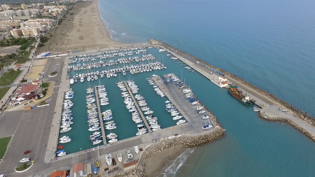 El Club Náutico de Canet pide dragar el puerto de Siles y aprovechar los sedimentos para reforzar la playa 