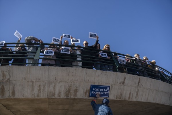Gobierno local y oposición piden al Consell que deje en el Pont de la Solidaritat la placa de los vecinos