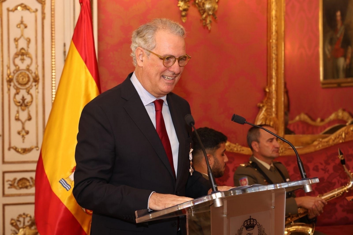El exdirector de Feria Valencia Jorge Fombellida en el acto de su condecoración. - Foto: MINISTERIO DE DEFENSA