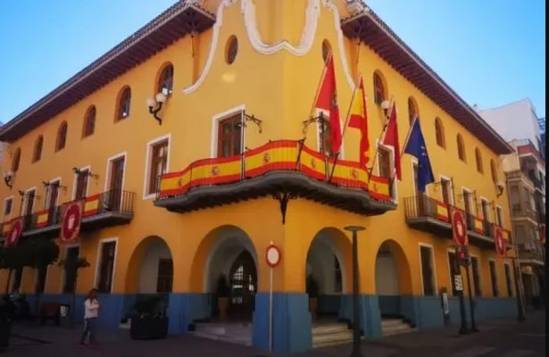 La alcaldesa de Alcantarilla se adelanta al 12 de octubre y anima a los vecinos a colocar banderas de España en sus balcones