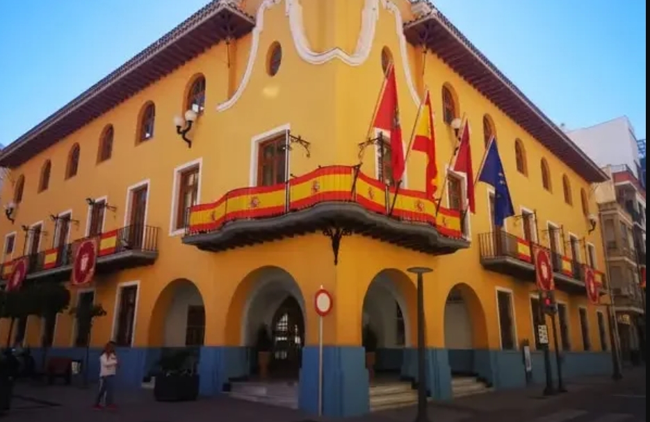 La alcaldesa de Alcantarilla se adelanta al 12 de octubre y anima a los vecinos a colocar banderas de España en sus balcones