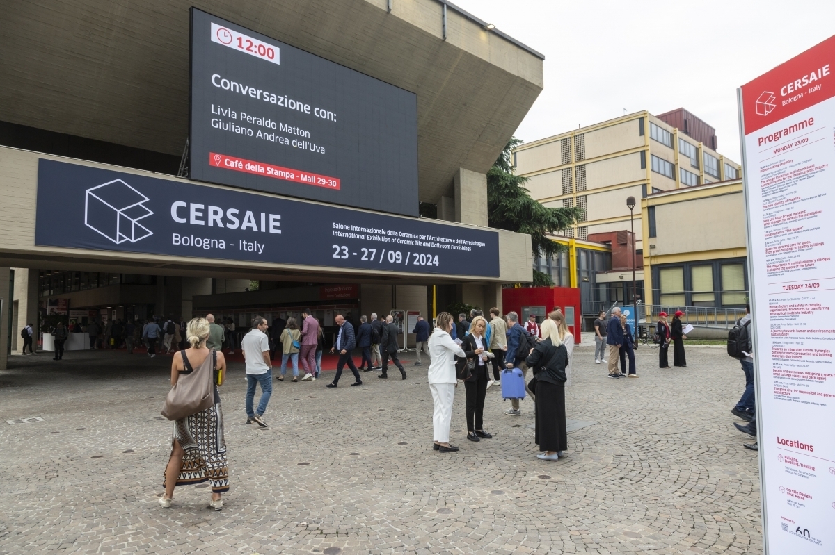El reto del azulejo en Cersaie: innovación, diseño y gran formato para afrontar la inestabilidad internacional