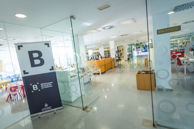 El 'best-seller' 'La asistenta' y la València retratada por Rafa Lahuerta, lo más leído en las bibliotecas municipales en 2025