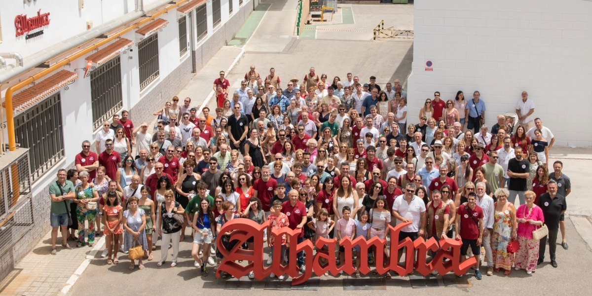 Foto de grupo por el 60 aniversario de la empresa. - Foto: WEB ALHAMBRA GUITARRAS Foto de grupo por el 60 aniversario de la empresa.