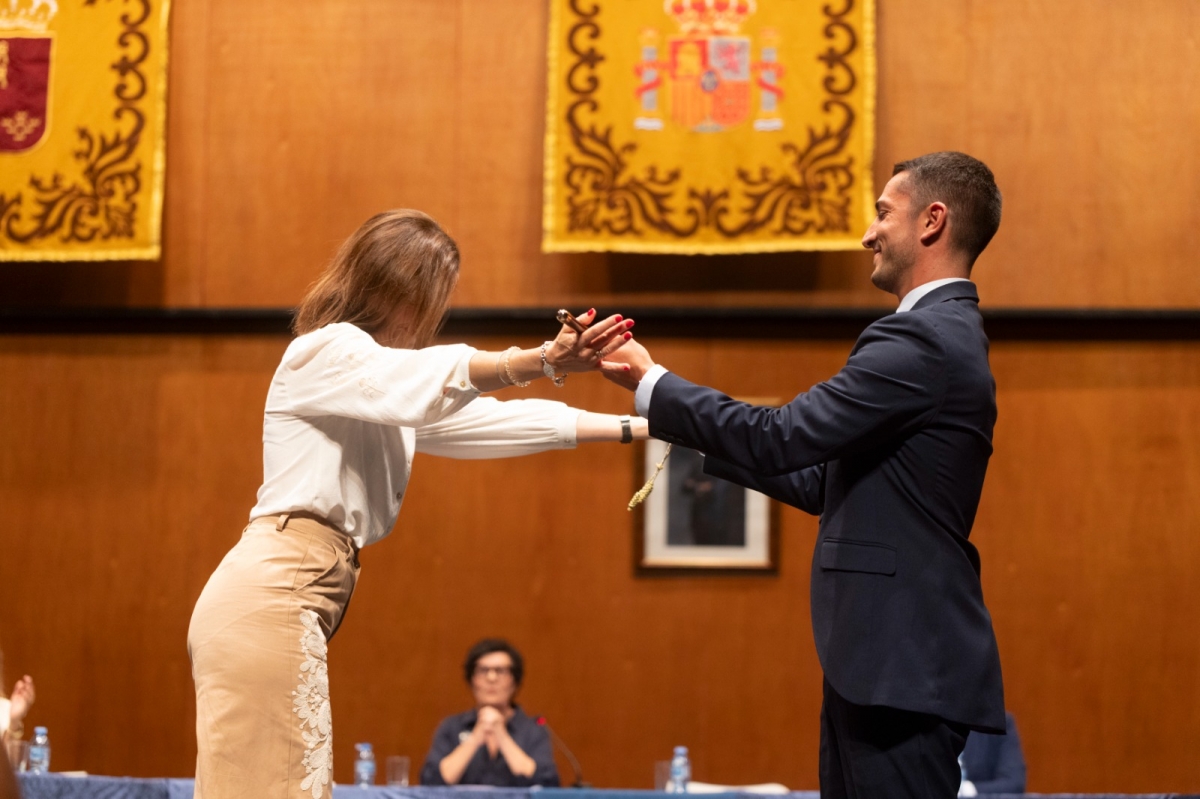 Mari Carmen Moreno entrega el bastón de mando a Cristóbal Casado. - Foto: AYUNTAMIENTO Mari Carmen Moreno entrega el bastón de mando a Cristóbal Casado.