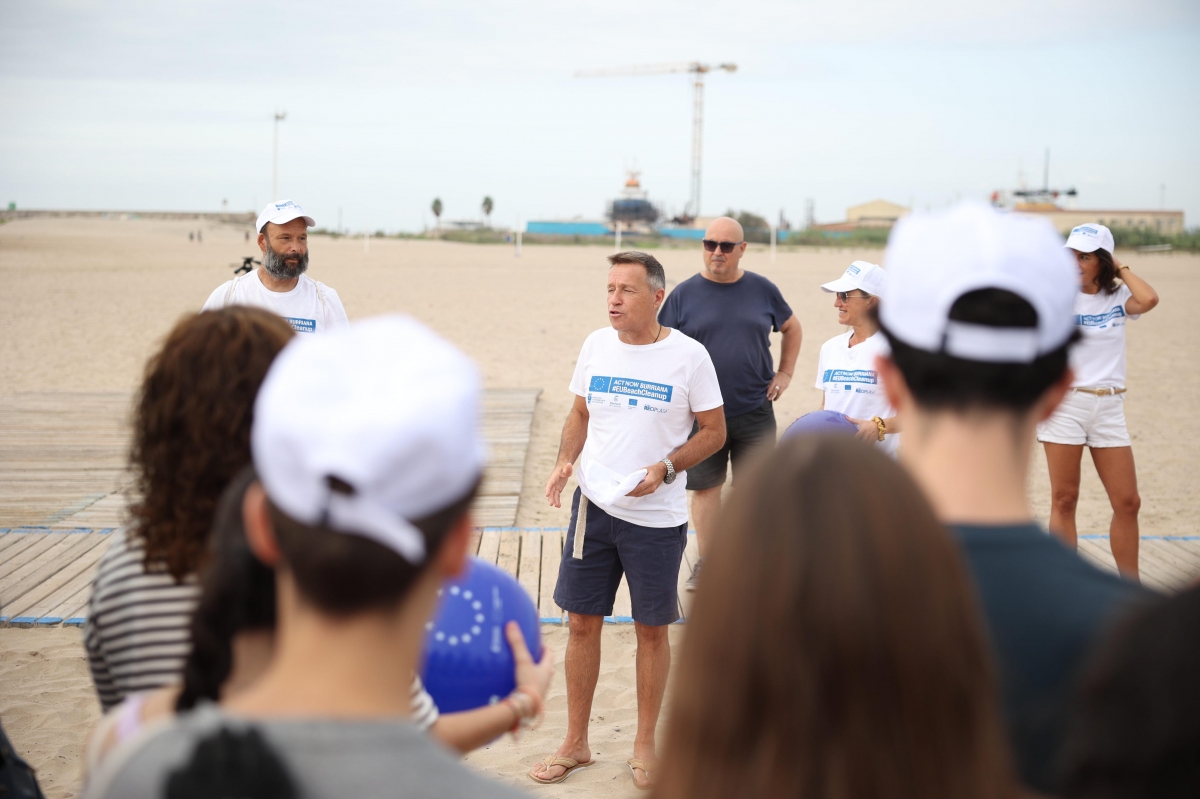 Burriana conciencia sobre el cuidado de sus playas con una jornada de limpieza y sensibilización 