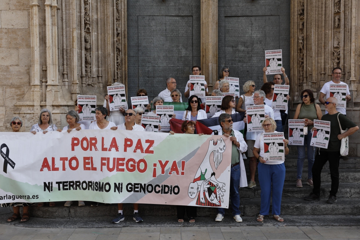 La asociación 'Parar la guerra' se concentra en València en apoyo a los sanitarios de Gaza