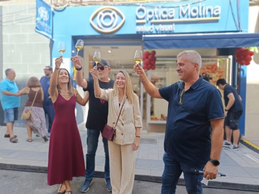 Cientos de personas acuden a la fiesta del vino y el comercio de la zona Quintana de Alicante