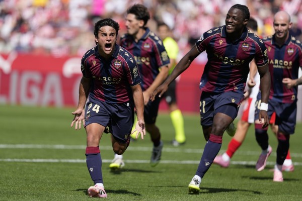 Las notas del Girona FC 0-4 Levante UD: Carlos Álvarez es un 'jugón' de Primera