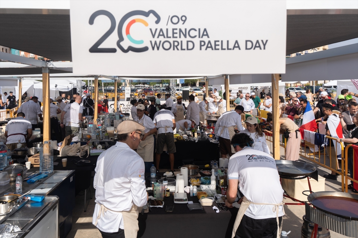 Doce cocineros de tres continentes encienden los fogones en el World Paella Day en València