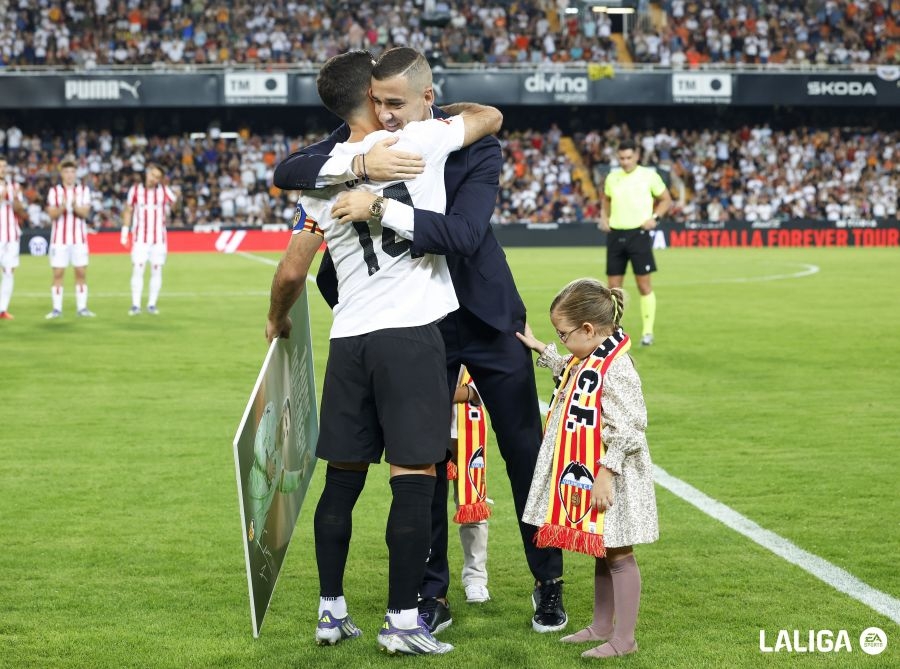 Jaume Domènech recibe el homenaje del Valencia y de Mestalla